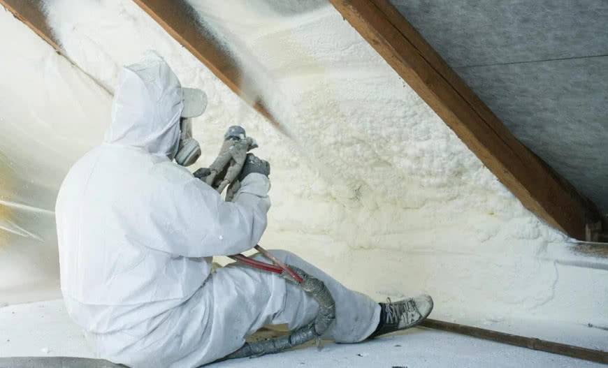 Termoizolacja dachu z blachą trapezową - porównanie materiałów izolacyjnych